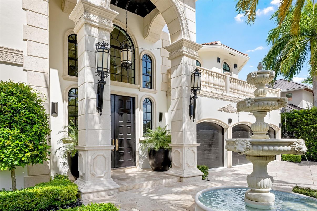 Exterior, Facade, Mediterranean