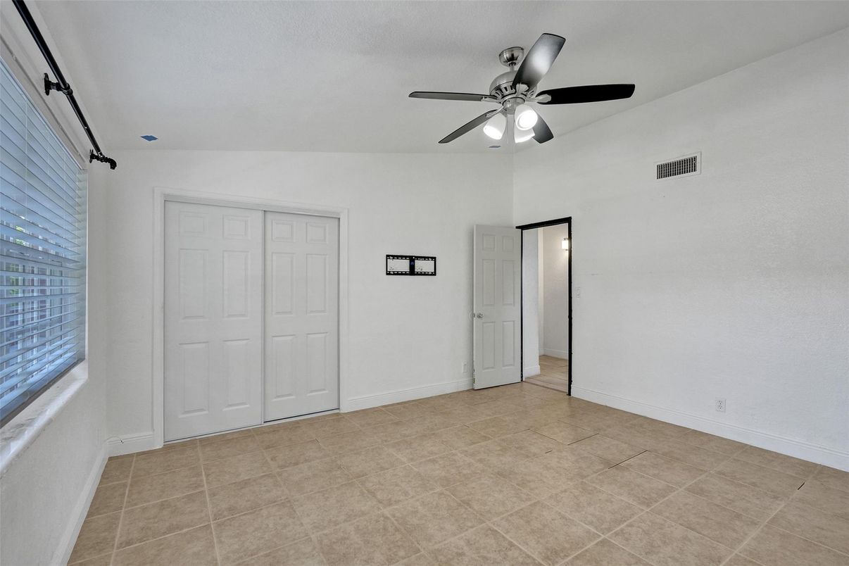 Empty room, Interior