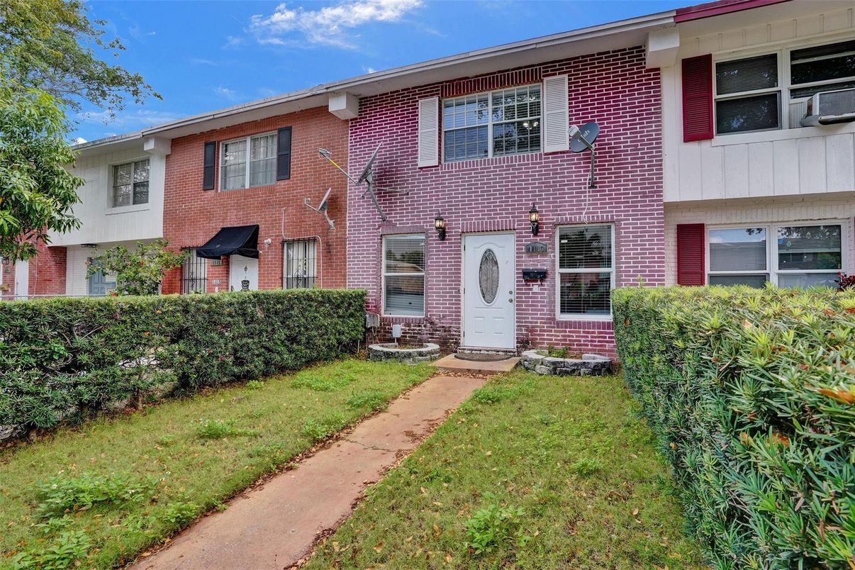Exterior, Facade, Brick Facade, Rowhouse