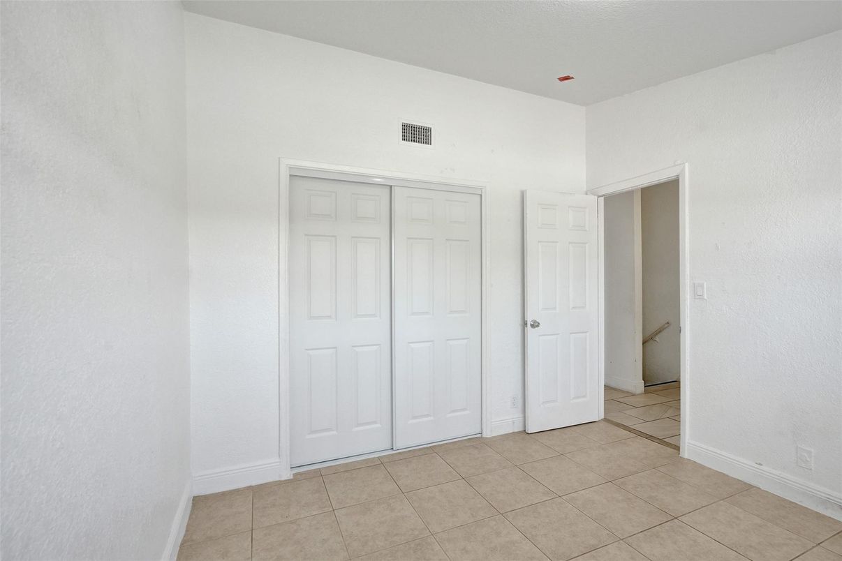 Empty room, Interior