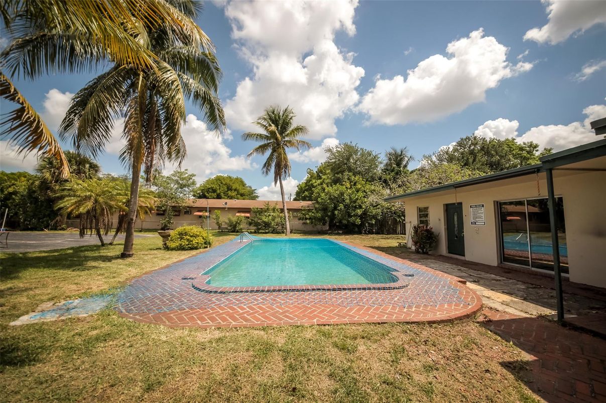Exterior, Pool
