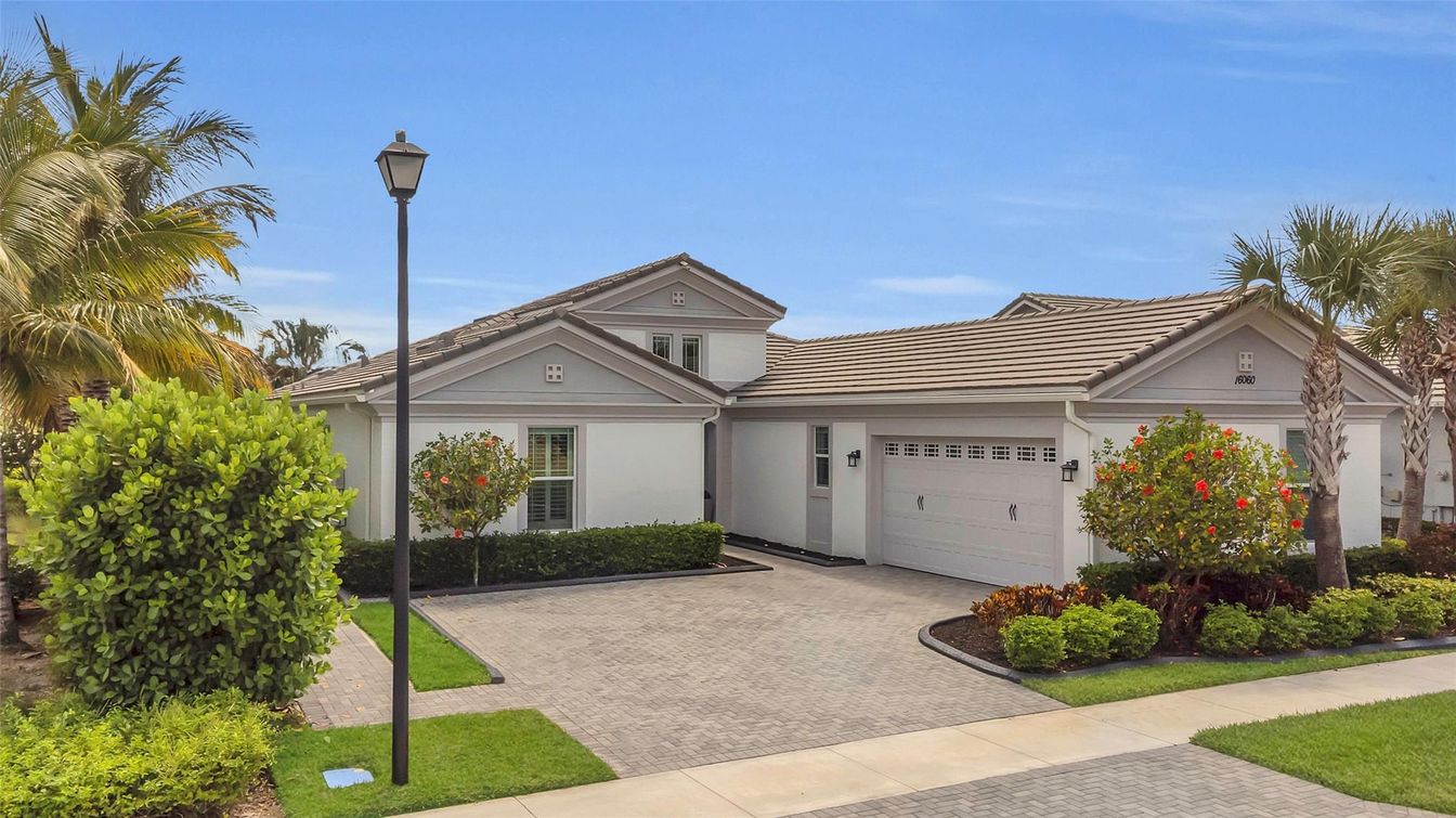 Attached, Exterior, Facade, Mediterranean