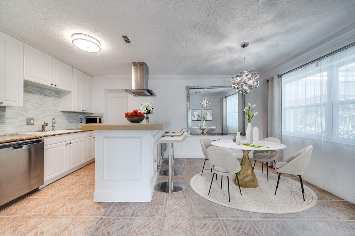 Dining room, Interior, Kitchen, Pendant Lights, Stainless Steel Appliances