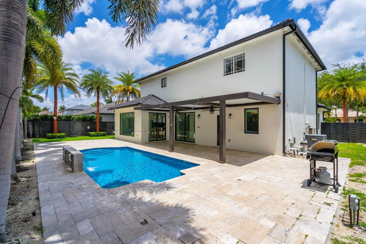 Exterior, Pool