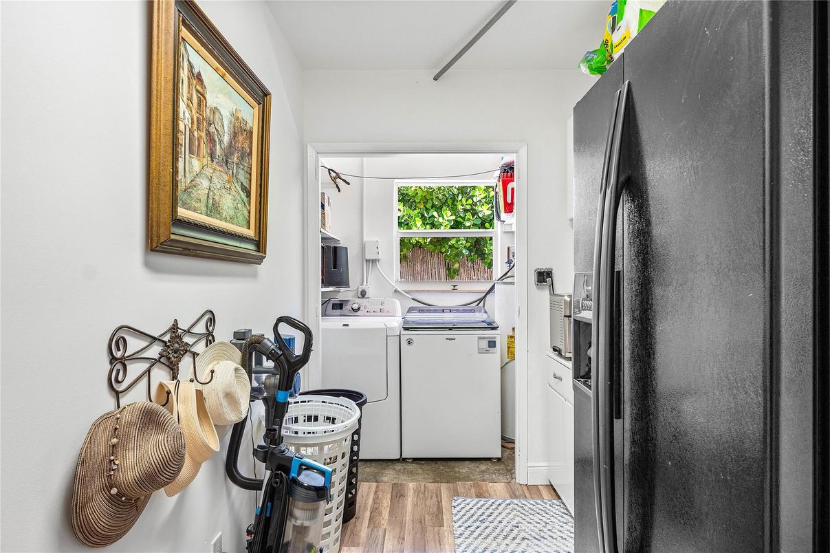 Interior, Washer, Wood Texture Flooring