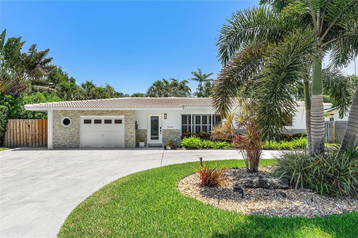 Attached, Exterior, Facade, Ranch