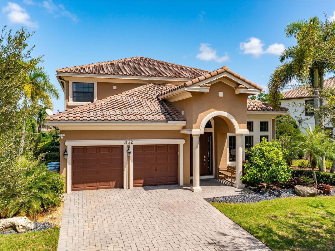 Attached, Exterior, Facade, Mediterranean