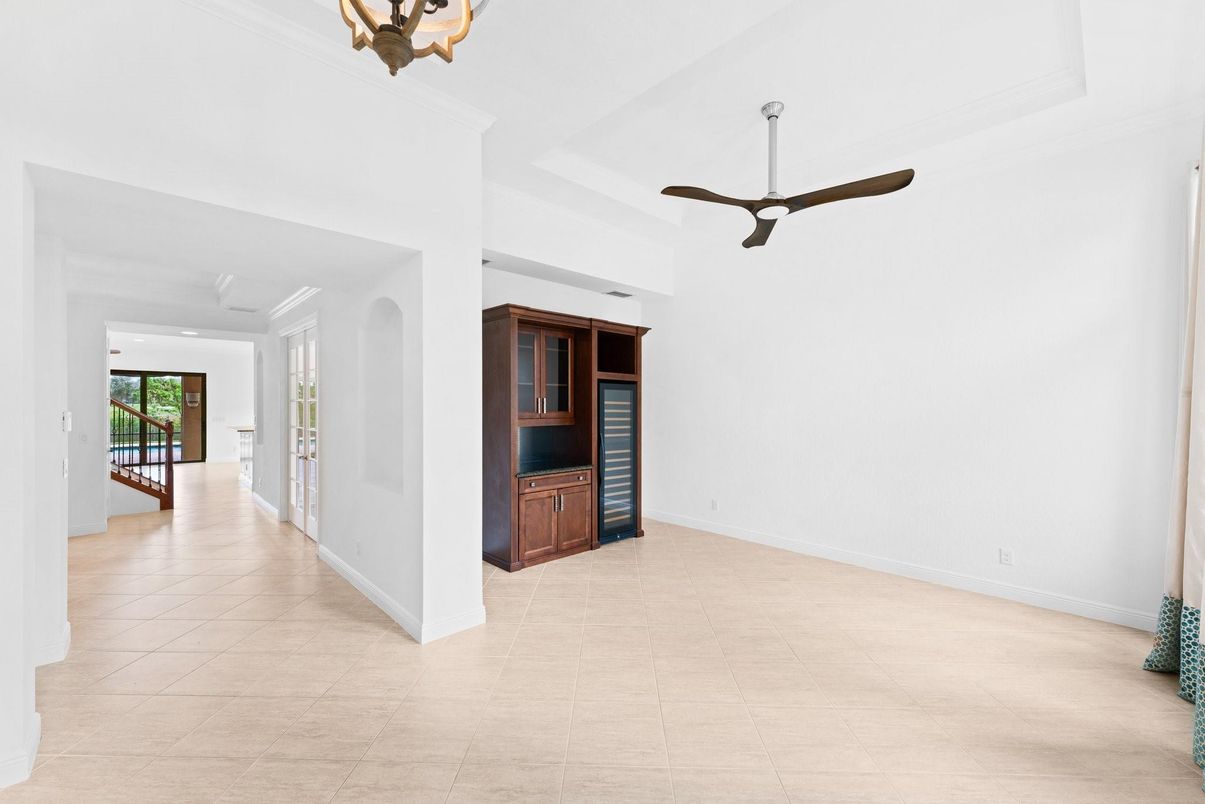 Empty room, Interior