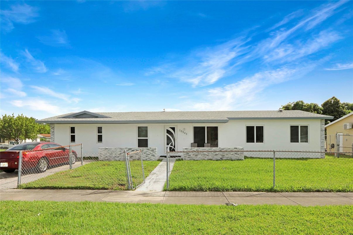 Backyard, Exterior, Facade, Ranch