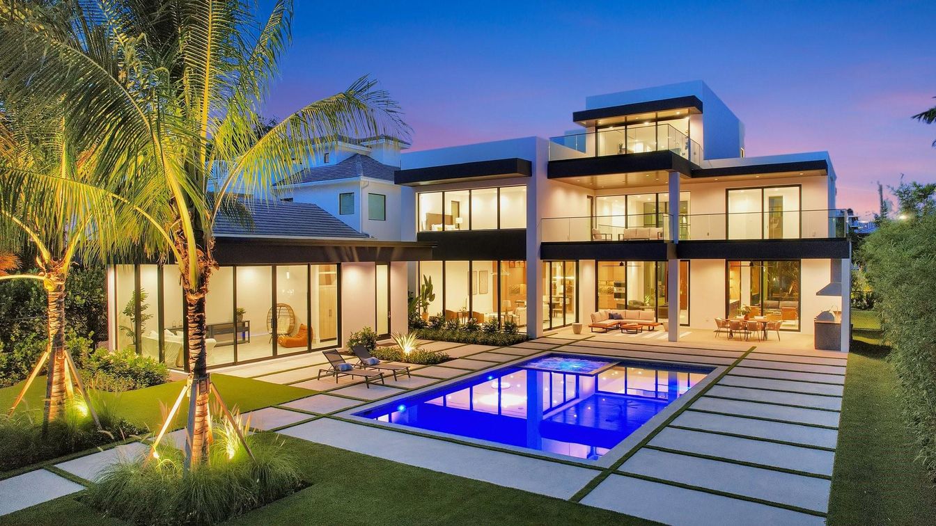 Exterior, Facade, Pool, Modern
