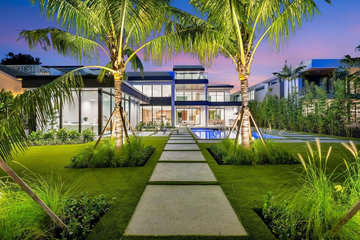 Backyard, Exterior, Facade, Modern