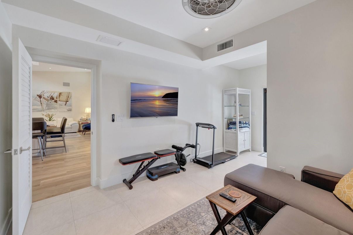Fitness Equipment, Interior, Living room, Recessed Lighting, Wood Texture Flooring