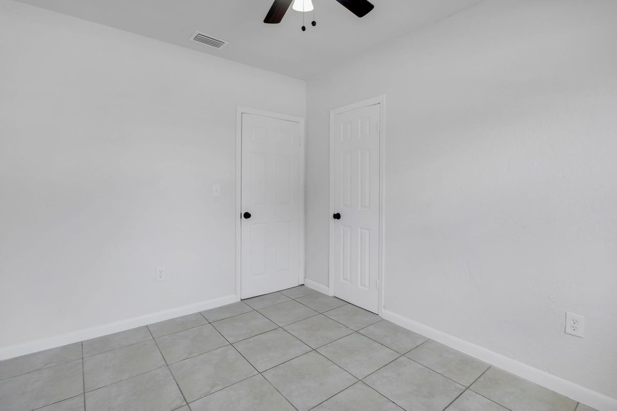Empty room, Interior