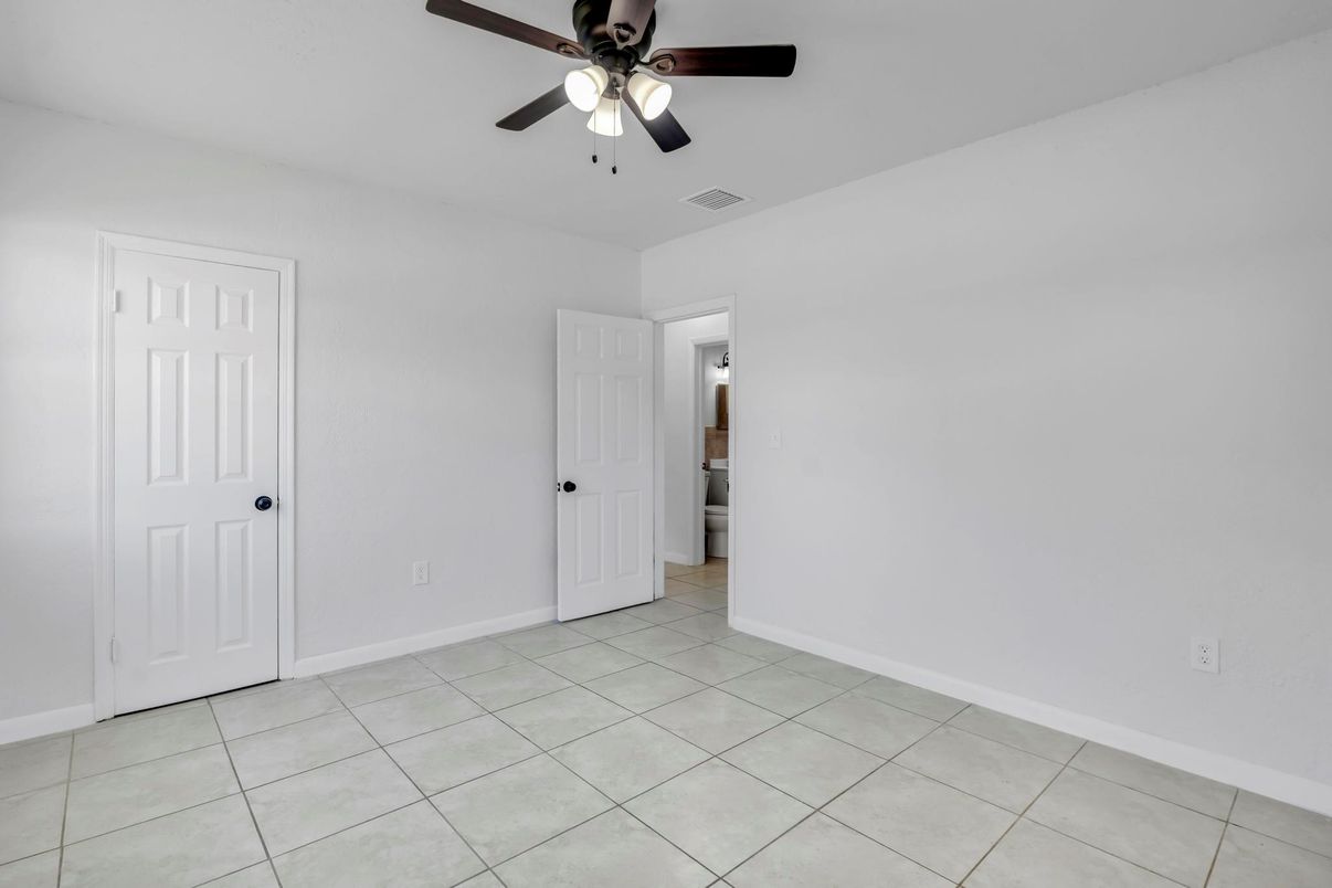 Empty room, Interior