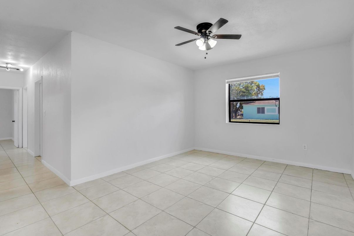 Empty room, Interior