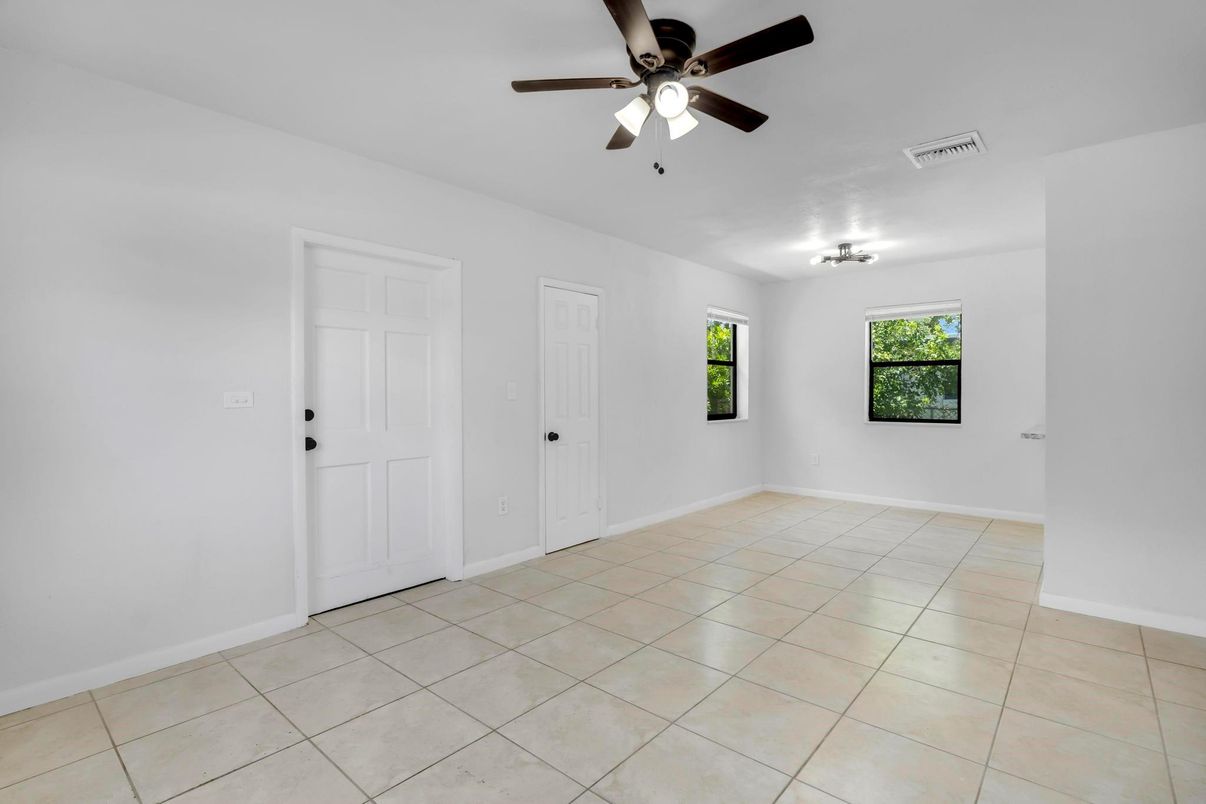 Empty room, Interior