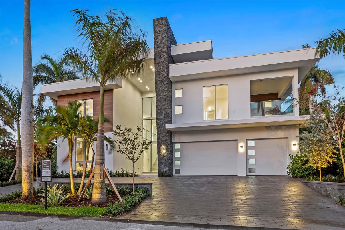 Attached, Exterior, Facade, Modern