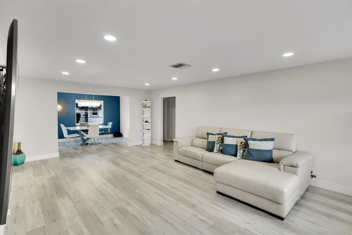 Chandelier, Dining room, Interior, Living room, Recessed Lighting, Wood Texture Flooring