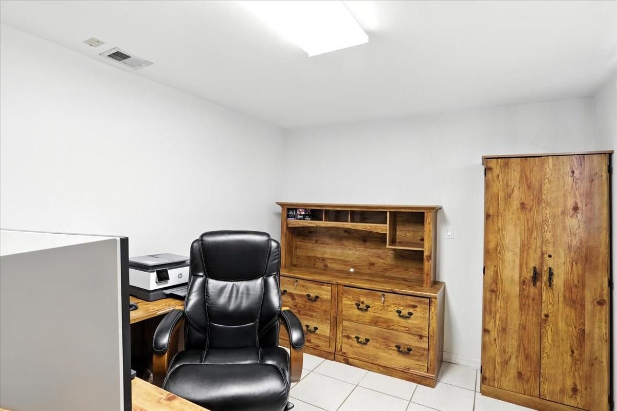 Home Office, Interior