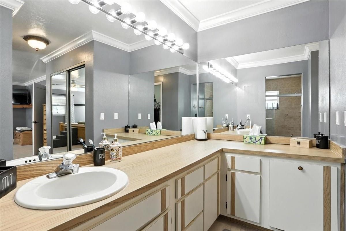 Bathroom, Dual Sink Vanities, Interior