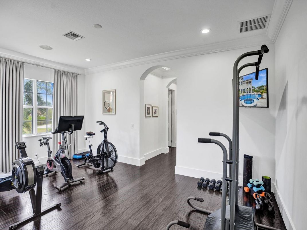 Fitness Equipment, Interior, Recessed Lighting, Wood Texture Flooring