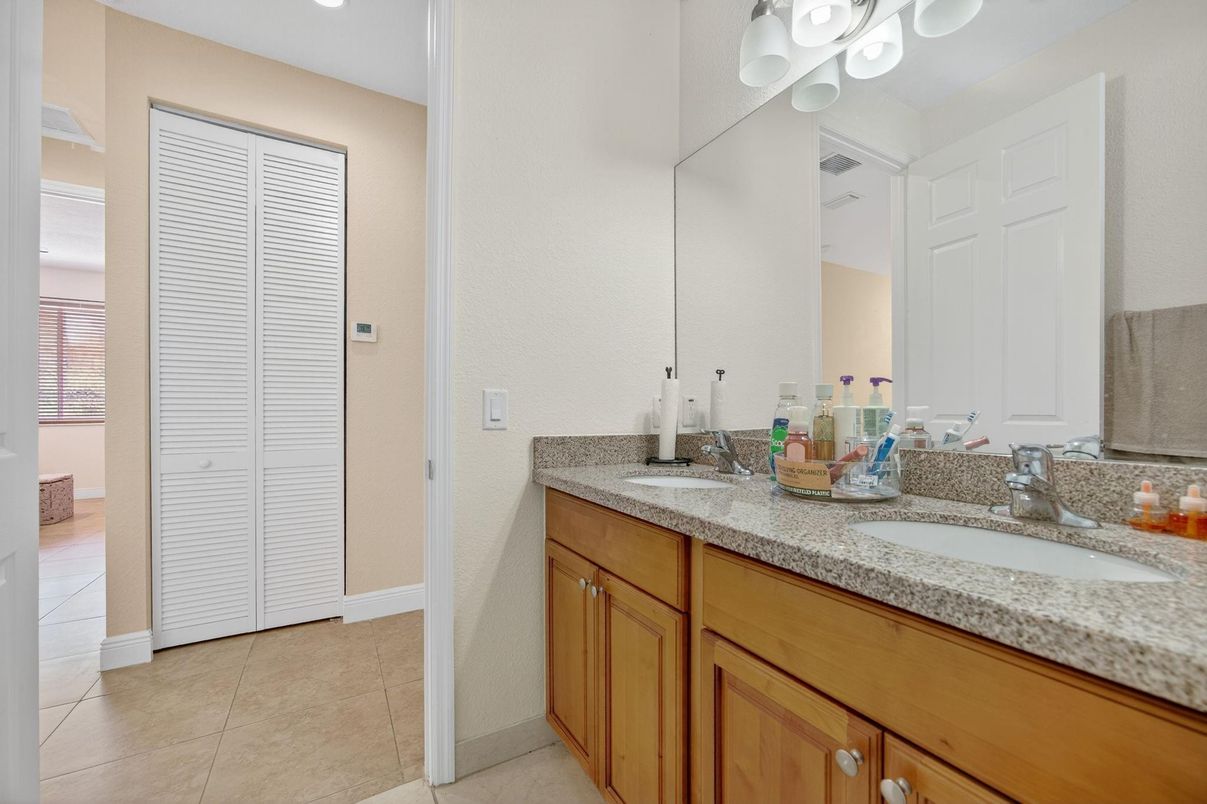 Bathroom, Dual Sink Vanities, Interior, Recessed Lighting