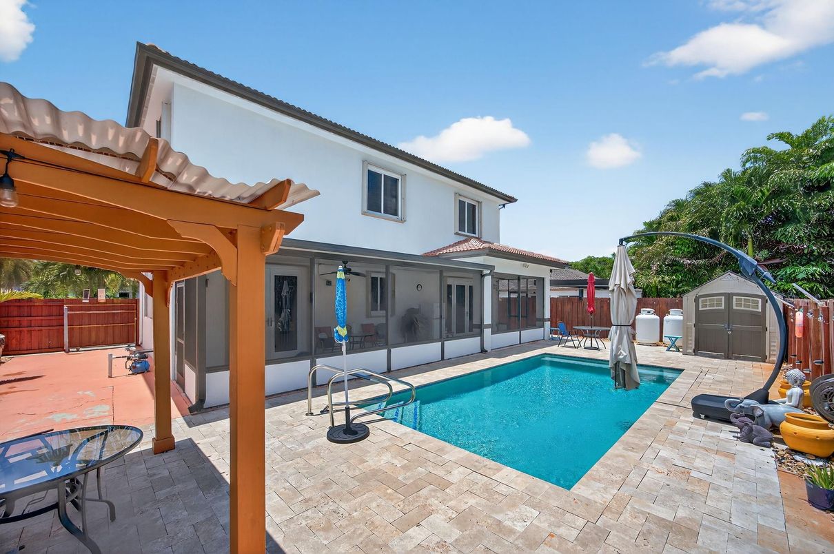 Exterior, Pool