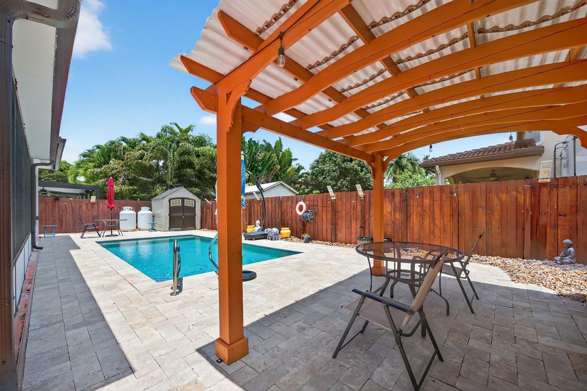 Exterior, Pool