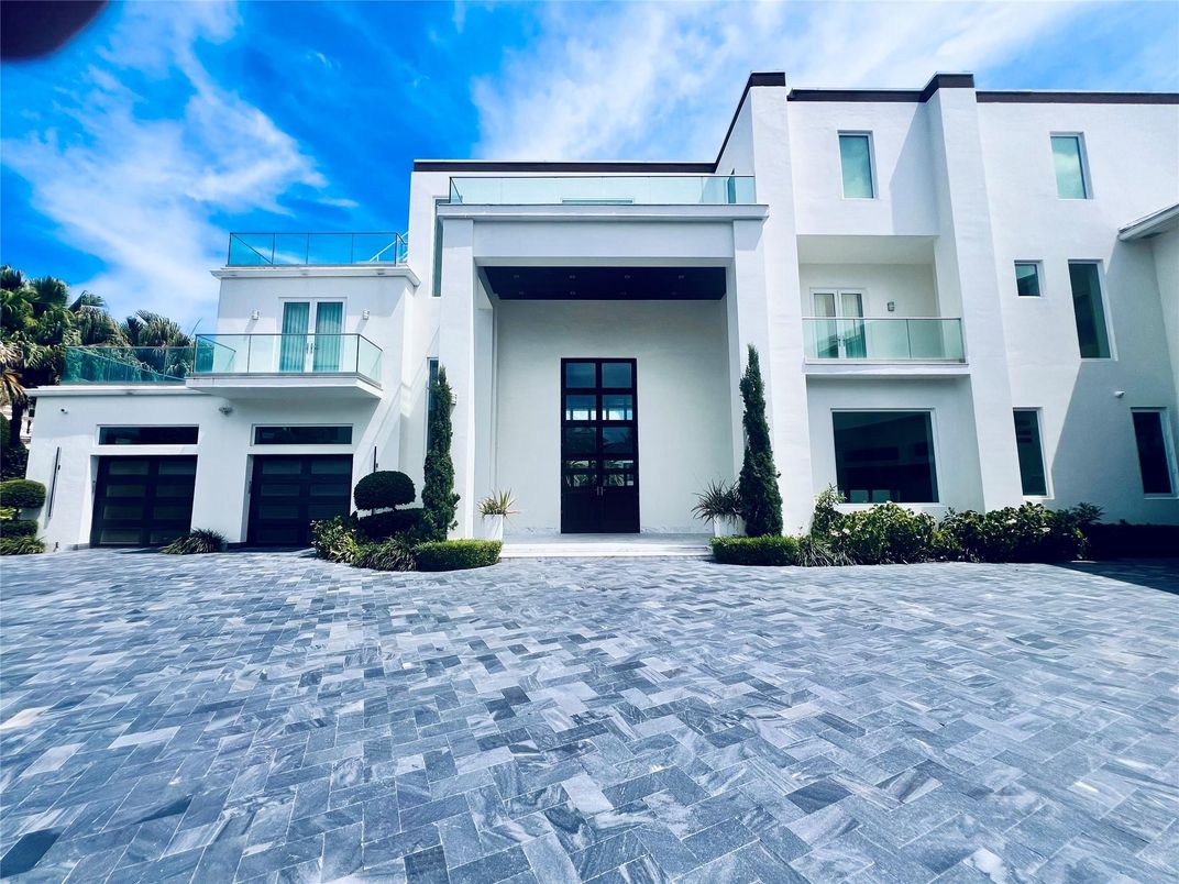 Attached, Exterior, Facade, Modern