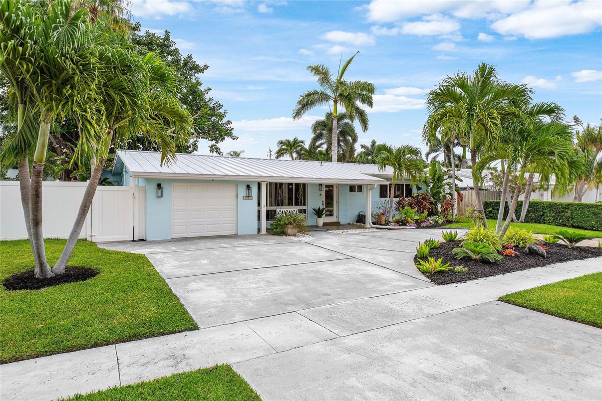 Attached, Exterior, Facade, Ranch