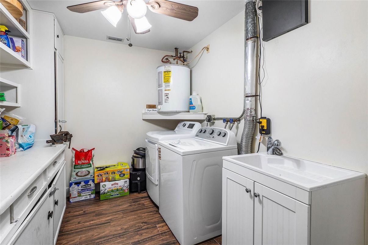 Interior, Washer, Wood Texture Flooring