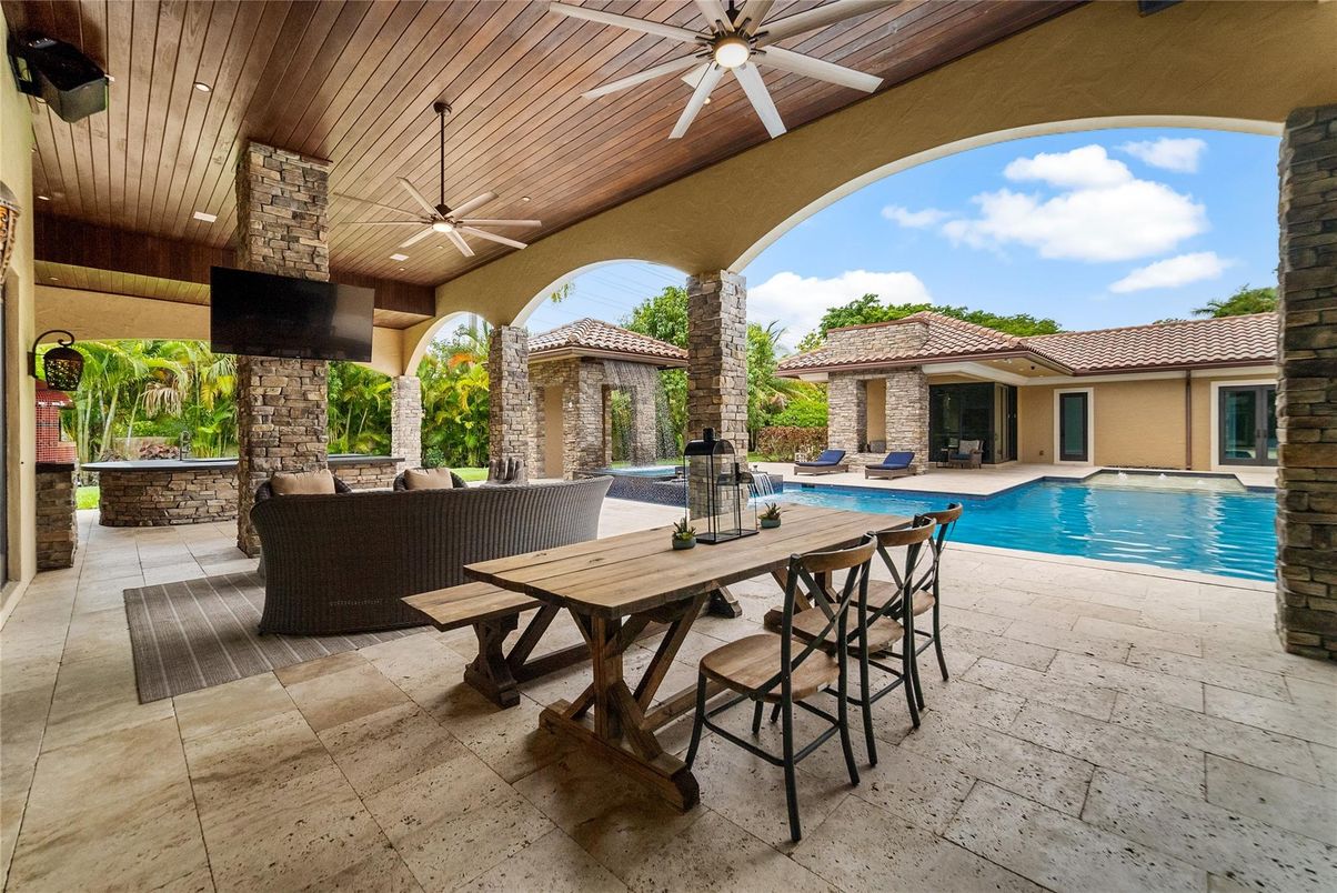Exterior, Pool