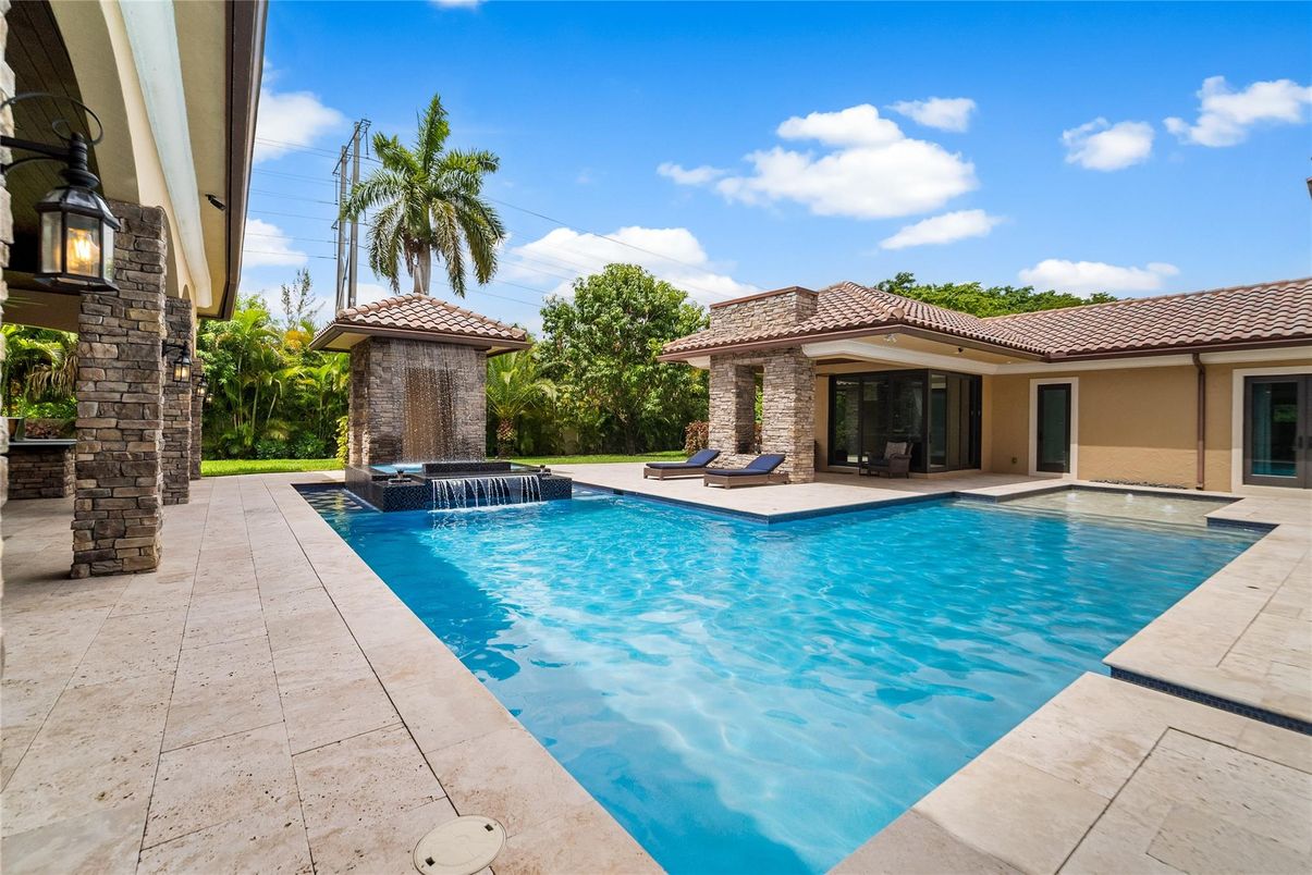 Exterior, Pool