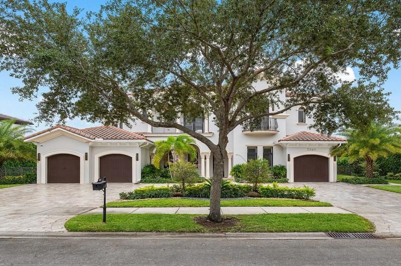 Attached, Exterior, Facade, Mediterranean