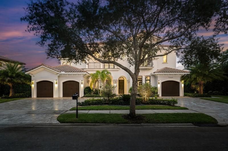 Attached, Exterior, Facade, Mediterranean
