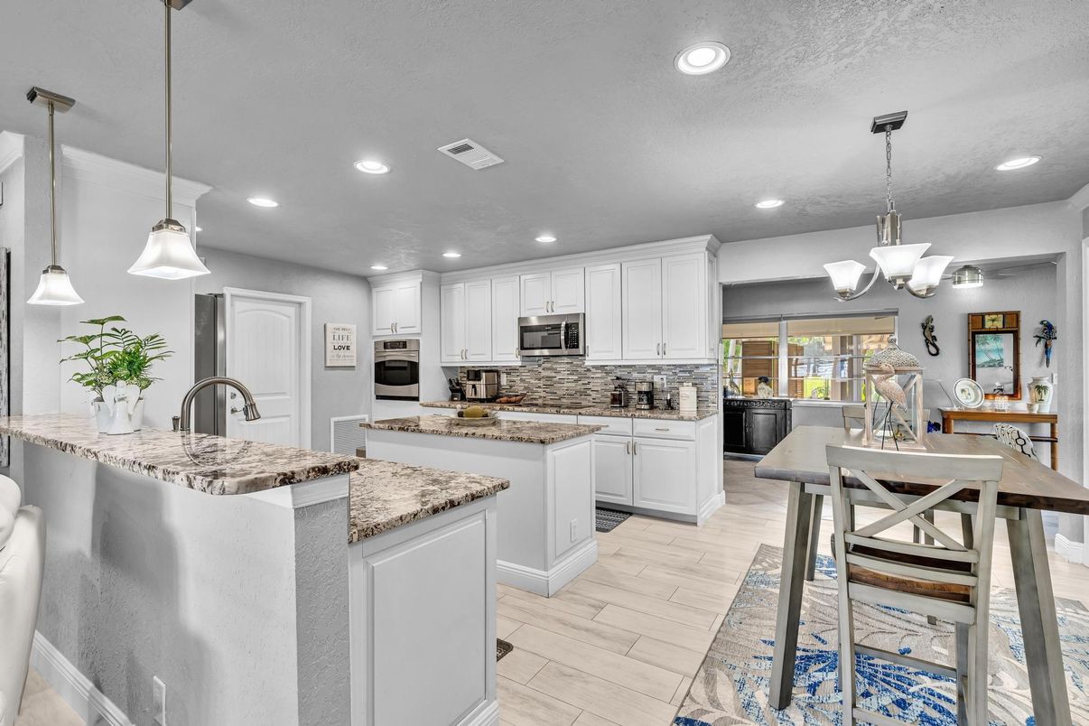 Chandelier, Dining room, Interior, Kitchen, Pendant Lights, Recessed Lighting, Stainless Steel Appliances, Wood Texture Flooring