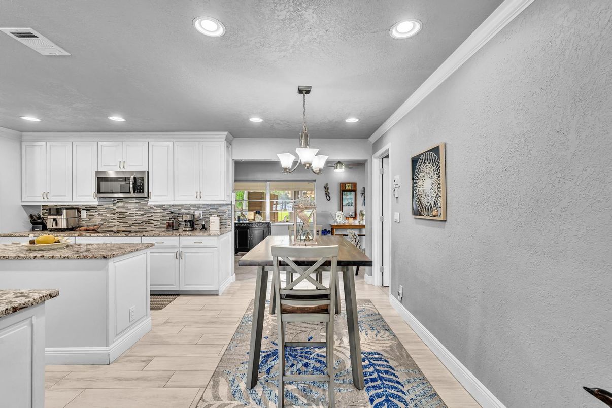 Chandelier, Dining room, Interior, Kitchen, Pendant Lights, Recessed Lighting, Stainless Steel Appliances, Wood Texture Flooring