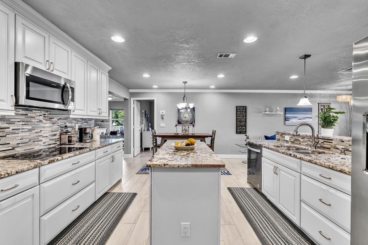 Chandelier, Dining room, Interior, Kitchen, Pendant Lights, Recessed Lighting, Stainless Steel Appliances