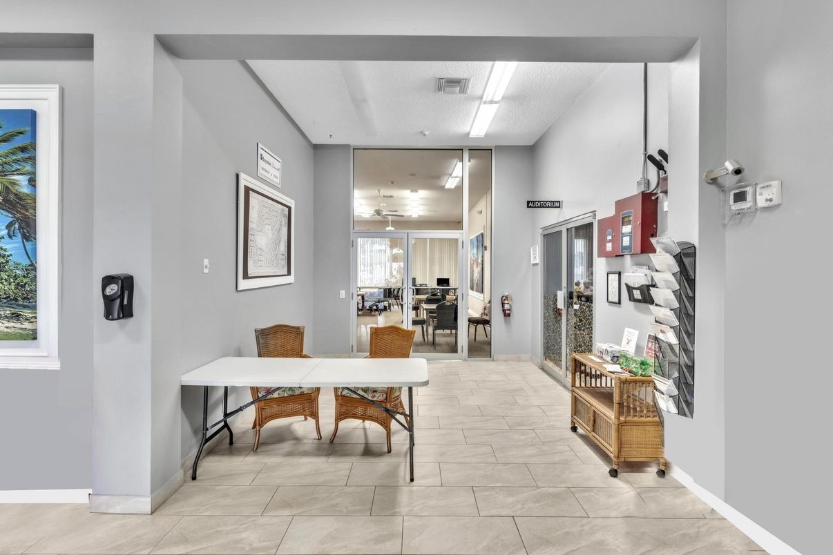 Home Office, Interior