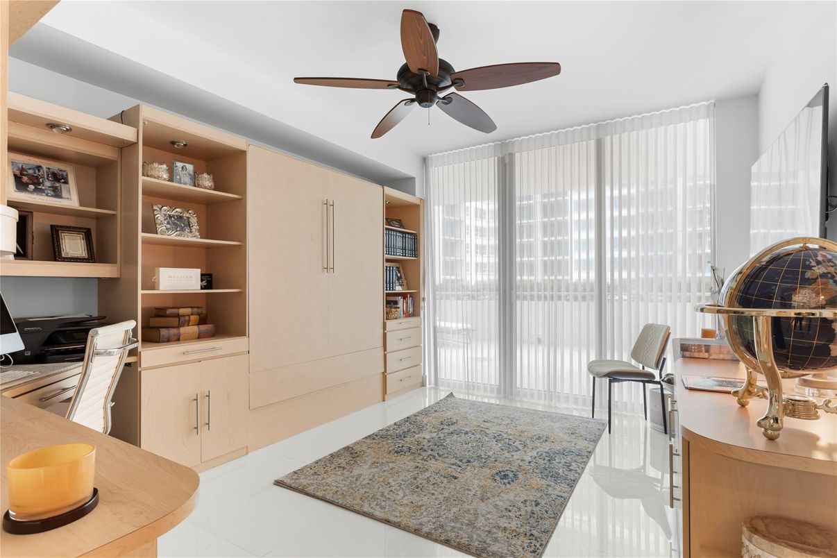 Home Office, Interior