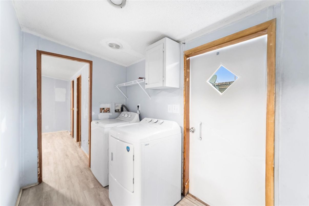 Interior, Washer, Wood Texture Flooring