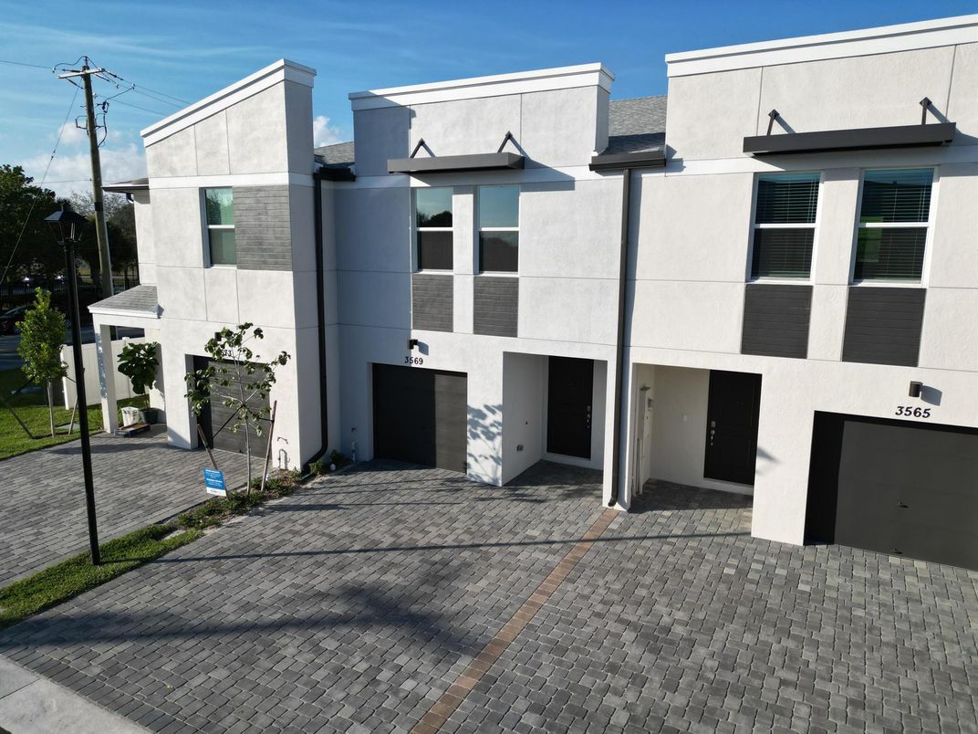 Attached, Exterior, Facade, Modern