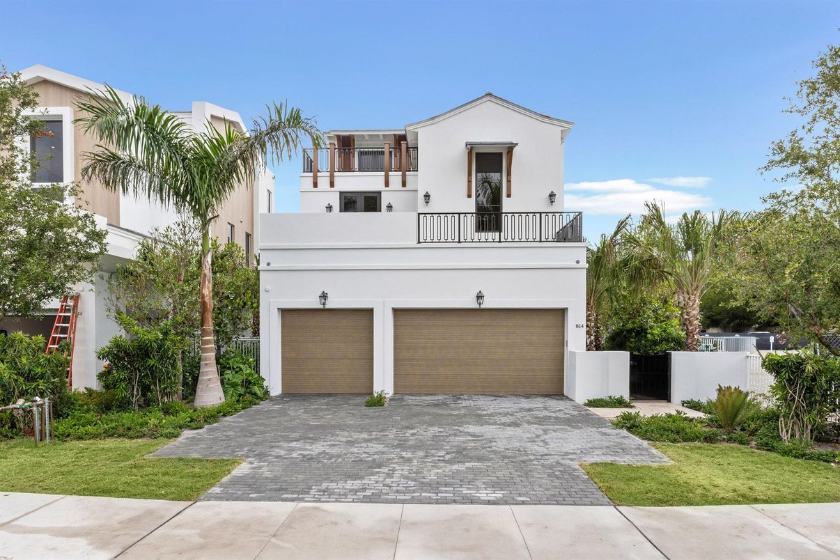 Attached, Exterior, Facade, Modern