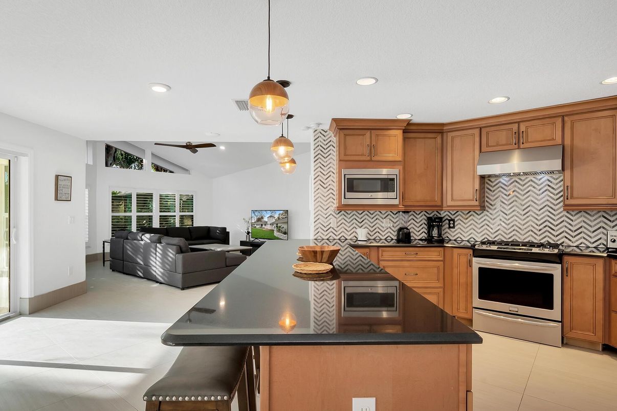 Interior, Kitchen, Living room, Pendant Lights, Recessed Lighting, Stainless Steel Appliances