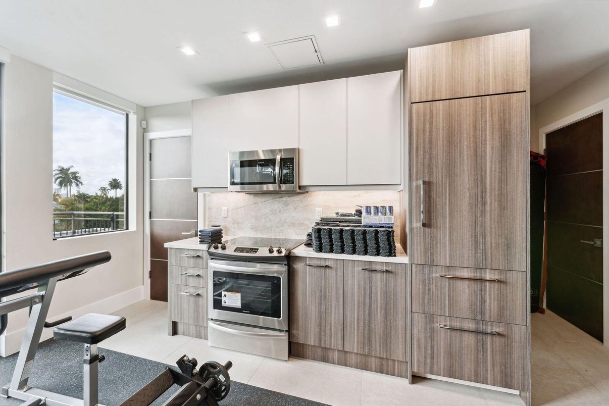 Fitness Equipment, Interior, Kitchen, Recessed Lighting, Stainless Steel Appliances