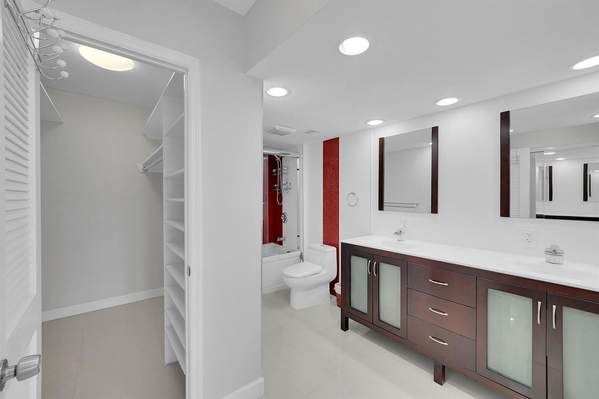 Bathroom, Dual Sink Vanities, Interior, Recessed Lighting