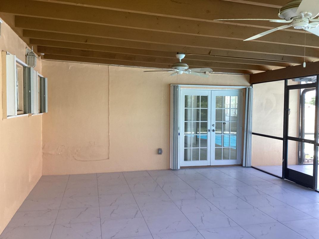Empty room, Interior, Marble, Wooden Beams