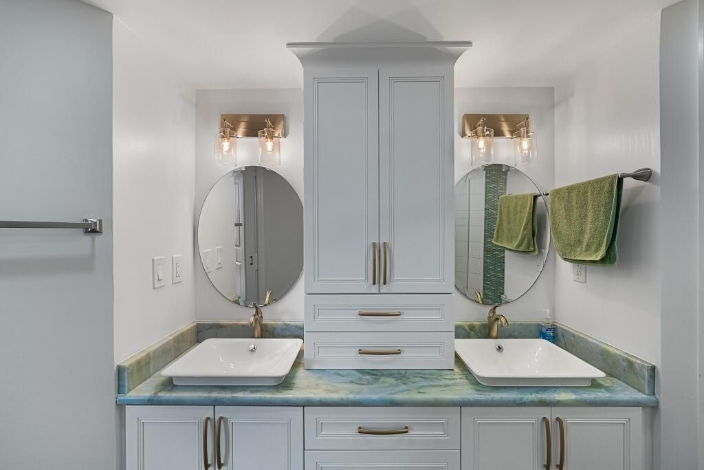 Bathroom, Dual Sink Vanities, Interior