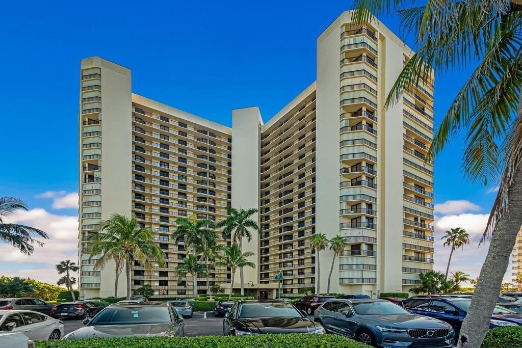 Exterior, Facade, Condo Building