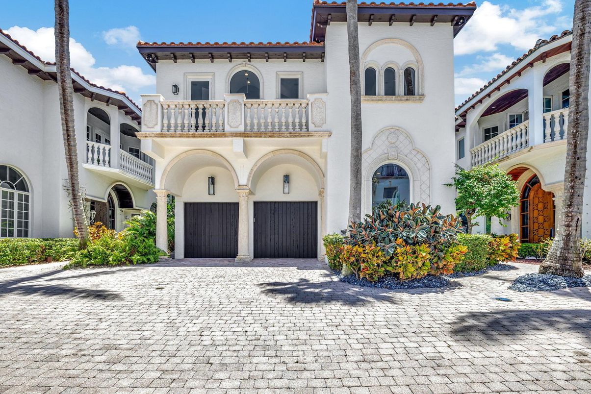 Attached, Exterior, Facade, Mediterranean